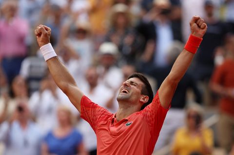 Da war nur noch Jubel: Novak Djokovic reißt nach seinem historischen Erfolg bei den French Open die Arme in die Luft