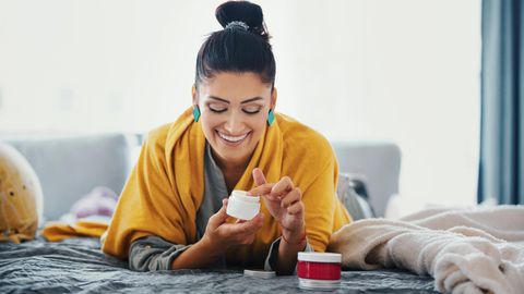 Frau pflegt ihre Haut mit einer Creme