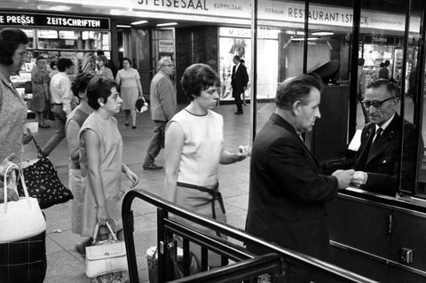 Alltag in den 1960ern: Am Hauptbahnhof von Frankfurt am Main werden die Bahnsteigkarten kontrolliert