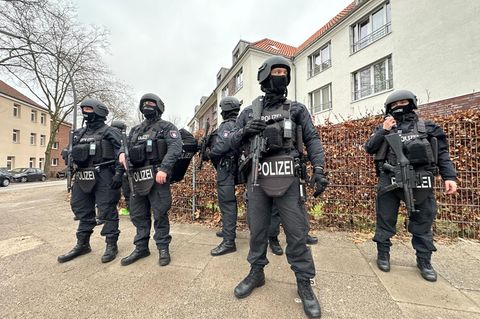 Polizeibeamte in der Nähe des Tatorts in Hamburg-Billstedt