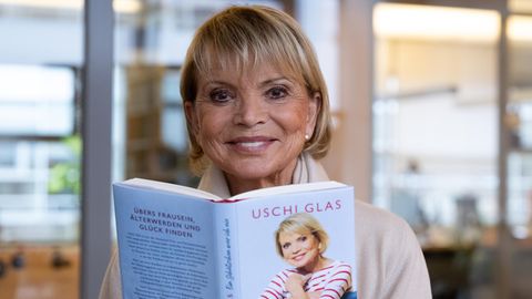 Uschi Glas hält ihr Buch in den Händen