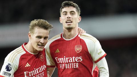 Arsenals Martin Odegaard (l.) jubelt nach seinem Führungstreffer mit seinem Teamkollegen Kai Havertz