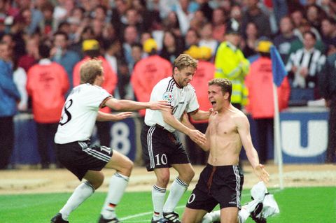 Oliver Bierhoff schießt Deutschland gegen Tschechien zum Titel – per "Golden Goal". Es gratulieren die Kollegen Jürgen Klinsmann (ganz links) und Thomas Häßler, genannt "Icke". 