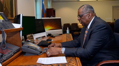 US-Verteidigungsminister Lloyd Austin telefoniert an seinem Schreibtisch