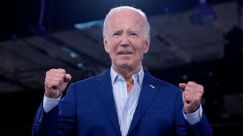 US-Präsident Joe Biden betritt die Bühne in Raleigh, USA, für einen Wahlkampfauftritt