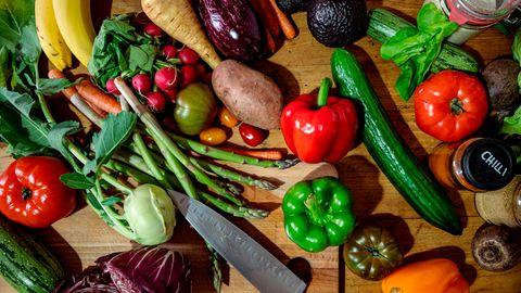 Ansammlung von gesundem Gemüse: Paprika, Gurken, Tomaten, Kohlrabi, Rotkohl, grüner Spargel, Rettich und mehr