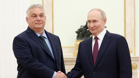 Viktor Orban und Wladimir Putin schütteln sich in Moskau Hände