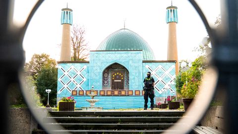 Hamburger Beamte stürmten die Blaue Moschee. Dort befindet sich das vom Verfassungszentrum als extremistisch eingestufte Islamische Zentrum.