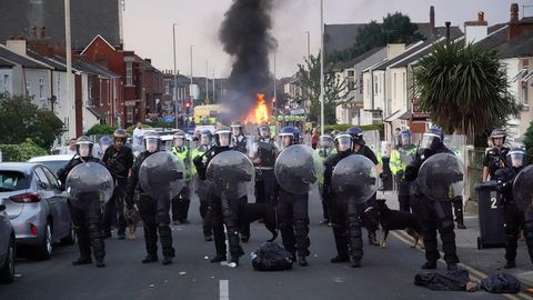 Nach den Morden an drei Mädchen kommt es in Southport zu Ausschreitungen. Die Polizei muss mit einem Großaufgebot anrücken.