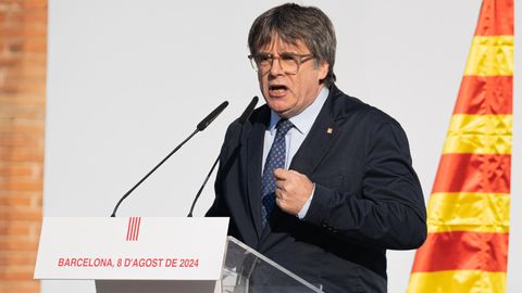 Carles Puigdemont steht an einem Rednerpult in Barcelona und spricht