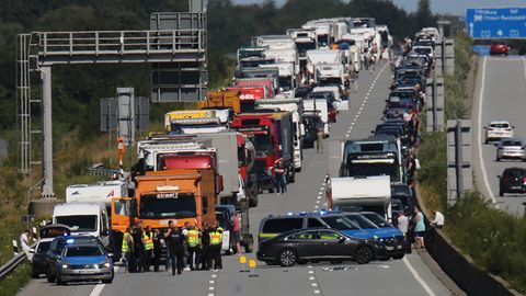 Stau auf der A7 bei Neumünster in Schleswig-Holstein