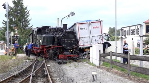 Historische Weißeritztalbahn entgleist nach Zusammenstoß mit Lkw