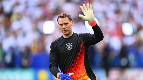 Manuel Neuer winkt im Torwart-Dress der deutschen Fußball-Nationalmannschaft