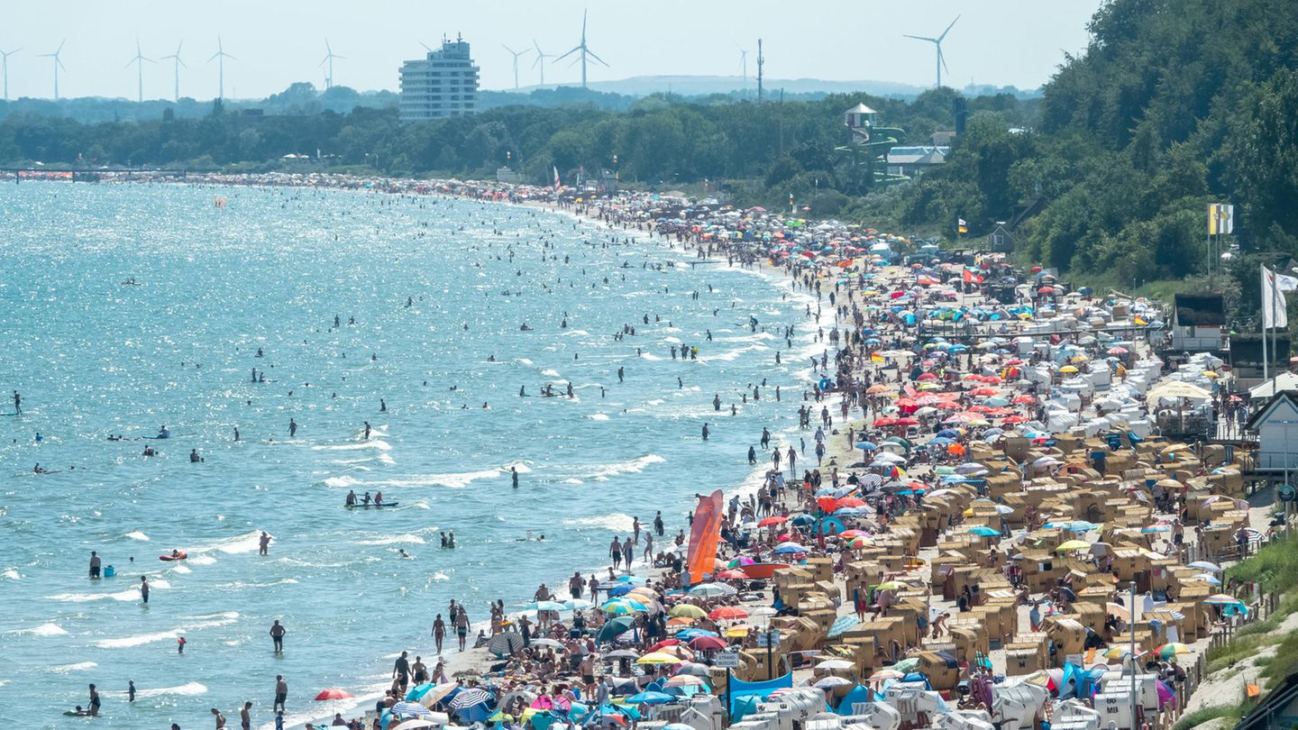 An Teilen des Ostseestrandes von Scharbeutz verhängte die DLRG wegen des vermehrten Auftretens von Feuerquellen ein Badeverbot