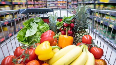 Mehr Obst und Gemüse oder Intervallfasten? Buntes Obst und Gemüse liegen in einem Einkaufswagen im Supermarkt