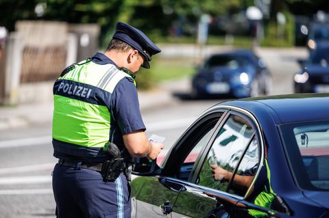 Grenzkontrollen: Ein Polizist kontrolliert ein Auto