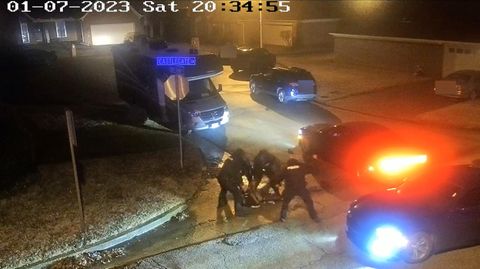 Polizisten beugen sich schlagend über Tyre Nichols in Memphis