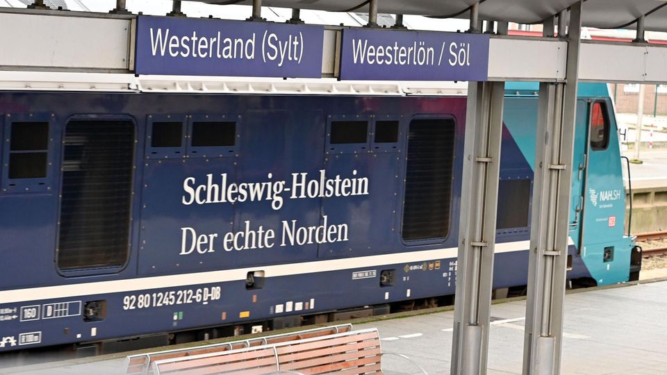 Ein Zug steht im Bahnhof Westerland auf Sylt