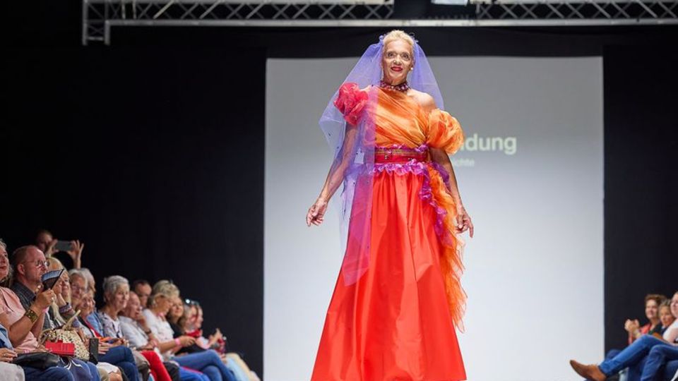 Wie ein Brautkleid für ältere Semester: Konventionen spielen irgendwann keine Rolle mehr. Foto: Ludwig Schedl/Pensionist*innenkl