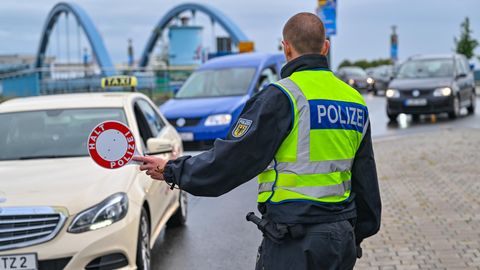 Ein deutscher Polizist bei der Grenzkontrolle auf der Brücke zwischen Frankfurt (Oder) und Slubice in Polen