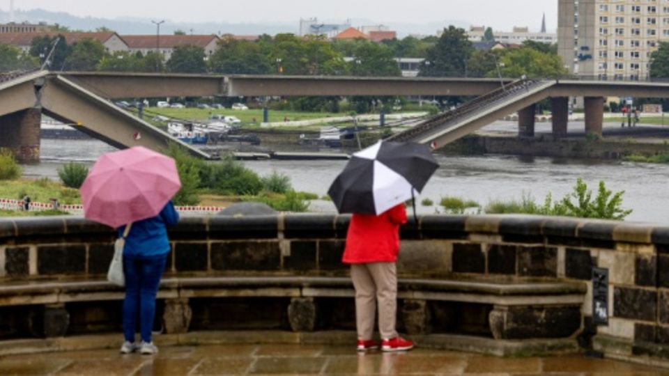 Teilweise eingestürzte Carolabrücke in Dresden