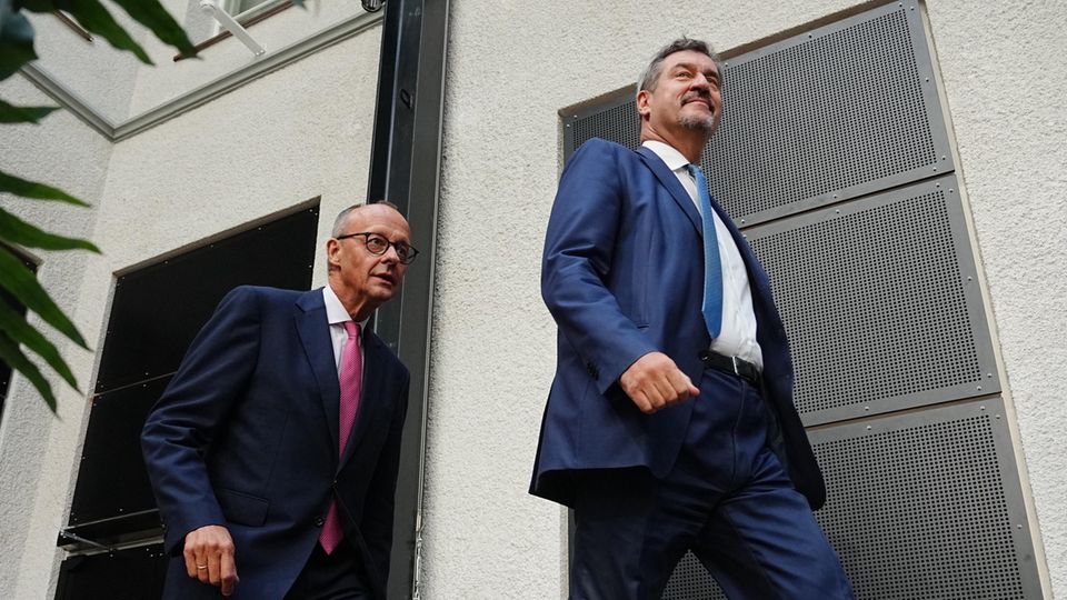 Friedrich Merz (CDU, l.) und Markus Söder (CSU) präsentierten sich bei der Pressekonferenz in Berlin geeint