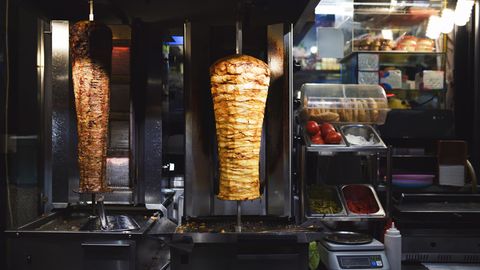 Döner-Spieße in einem Imbiss