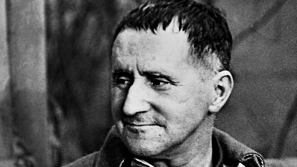 Bertolt Brecht im Jahr 1953, leise lächelnd in Weißensee – was er zur AfD sagen würde?