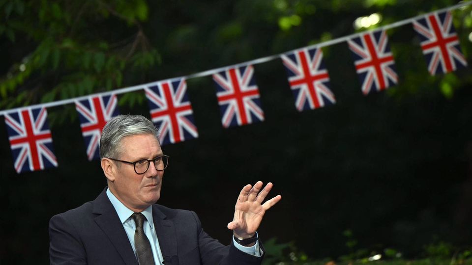 Labour-Premier Keir Starmer bei einer Rede vor Union Jack Flaggen