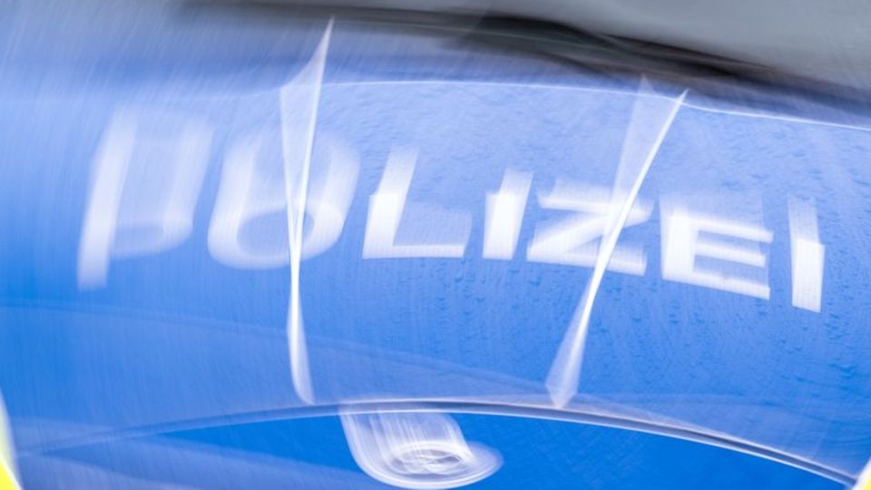 Die Polizei bittet Zeuginnen und Zeugen um Mithilfe. (Symbolbild) Foto: Soeren Stache/dpa