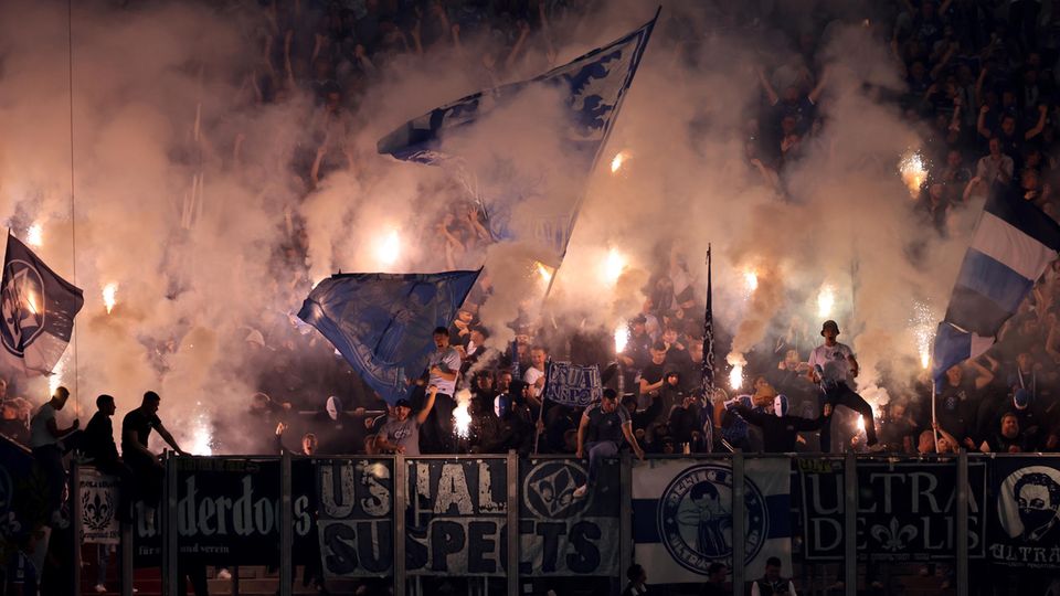 Fans vom SV Darmstadt 98 feuern beim Auswärtsspiel auf Schalke ihre Pyrotechnik ab – ganz ohne Sky