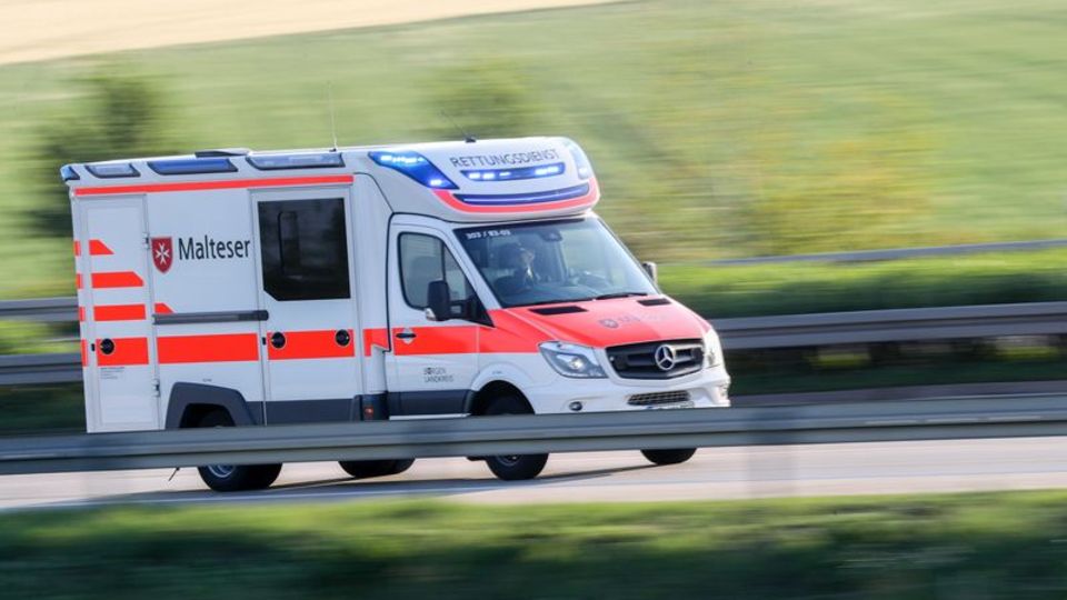 Drei Menschen sind bei einem Zusammenstoß von einem Auto und einem Traktor verletzt worden. (Symbolbild) Foto: Jan Woitas/dpa-Ze