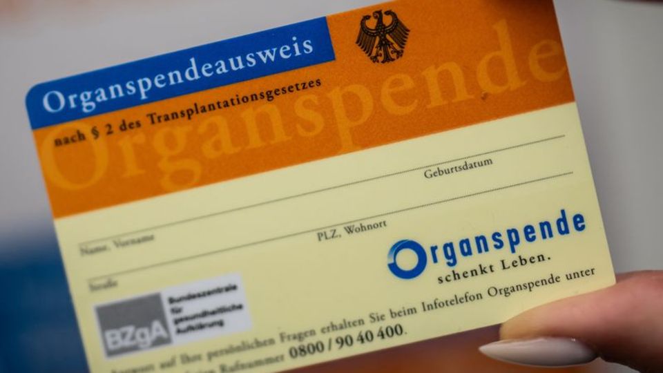 Mit einem Organspendeausweis können Menschen Leben retten - und ihren Angehörigen im Ernstfall eine schwierige Entscheidung abne