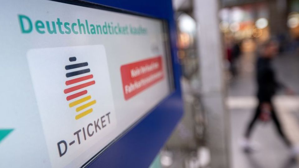 Etliche Menschen wollen nicht mehr als 49 Euro für das Deutschlandticket bezahlen. (Archivbild) Foto: Sebastian Gollnow/dpa