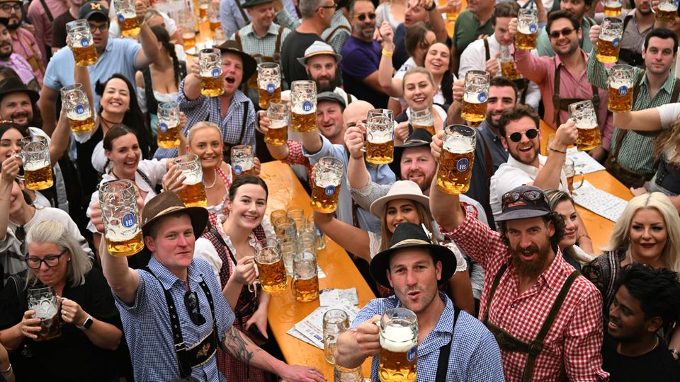 Oktoberfest offiziell gestartet: Ausgelassene Stimmung trotz hoher Preise