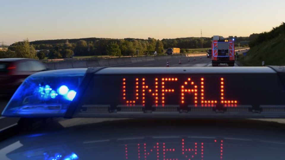 Bei Mayen ist ein Motorradfahrer bei einem Zusammenstoß mit einem Auto schwer verletzt worden. (Symbolbild) Foto: Stefan Puchner