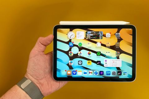 Apple iPad Mini 7 in der Hand eines Mannes