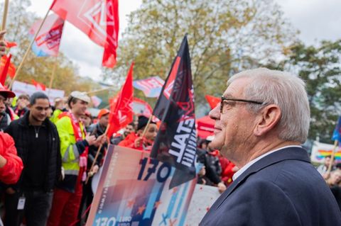 Arndt Kirchhoff, Präsident von Metall NRW und Verhandlungsführer der Arbeitgeber, steht am Rande der dritten Runde der Tarifverh