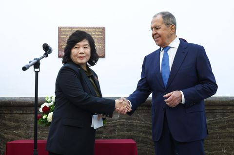 Nordkoreas Außenministerin Choe Son Hui schüttelt ihrem russischen Amtskollegen Sergej Lawrow in Moskau die Hand