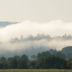 Wolken und Nebel bleiben am Ende der Woche ein gewohnter Anblick. (Symbolbild) Foto: Bernd Weißbrod/dpa