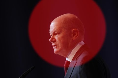 Olaf Scholz mit rotem Lichtfleck über dem Kopf