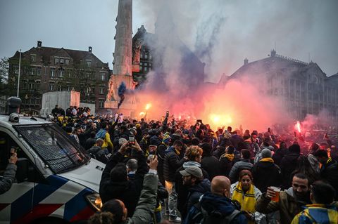 Amsterdam steht in glühendem rot und gelb