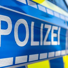 Nach dem Fund einer toten Frau in ihrer Wohnung in Trier ermittelt die Kriminalpolizei wegen des Verdachts einer Tötung. (Symbol