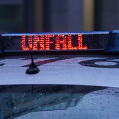 Fünf Menschen sind bei einem Autounfall in Saarbrücken leicht verletzt worden. (Symbolbild) Foto: Marcus Brandt/dpa