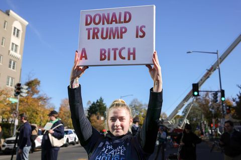 Eine Frau hält auf einer Anti-Trump-Demonstration in Washington das Plakat hoch "Donald Trump is a bitch"