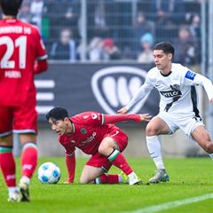 Hannover am Boden: Hyun-Ju Lee im Duell mit Elversbergs Frederik Schmahl. Foto: Silas Schueller/DeFodi Images/dpa