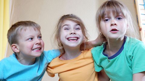 Auch wenn sie selbst Kinder haben, schätzen Chefs es nicht, wenn ihre Mitarbeiterinnen schwanger werden. Oder Väter in Elternzeit gehen möchten.