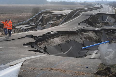 Die abgesackte A20 soll ab Spätsommer wieder einspurig befahrbar sein