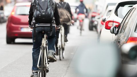 Greenpeace-Studie zu Radverkehr: Mehrere Radfahrer fahren auf einer Straße in Berlin