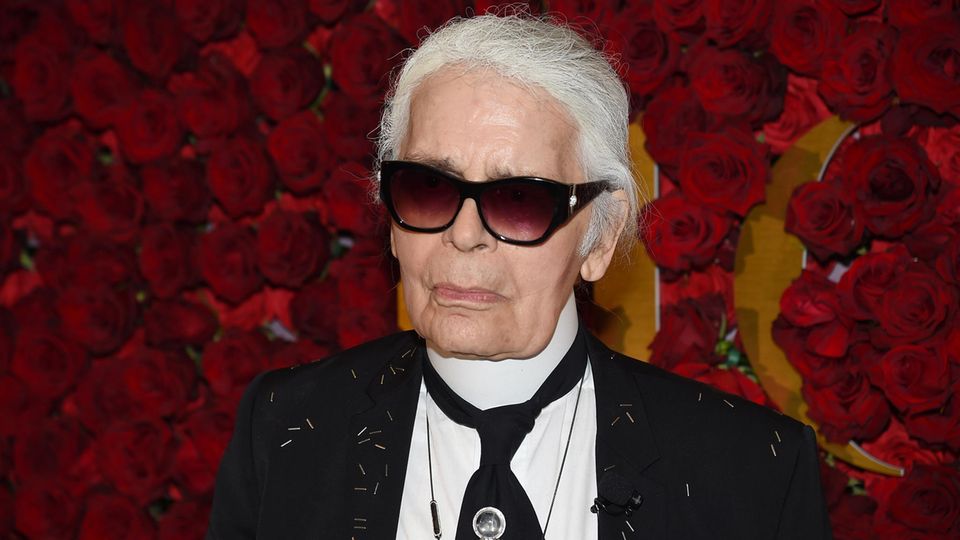 Karl Lagerfeld vor einer Wand voller Rosen